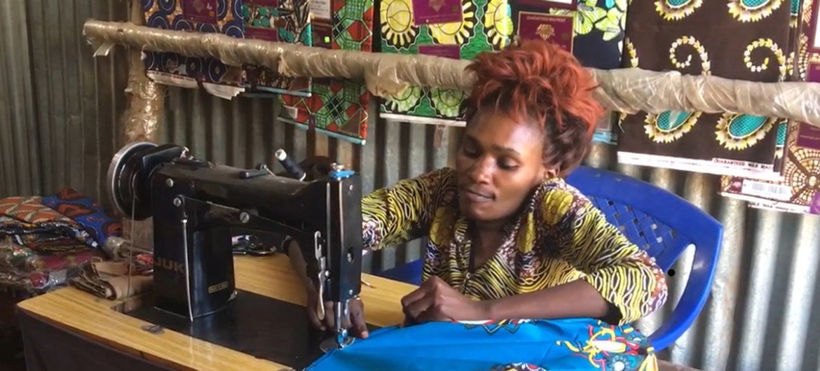 كينيا. مهارات خياطة كونغولية تساعدها على التغلب على الإعاقة