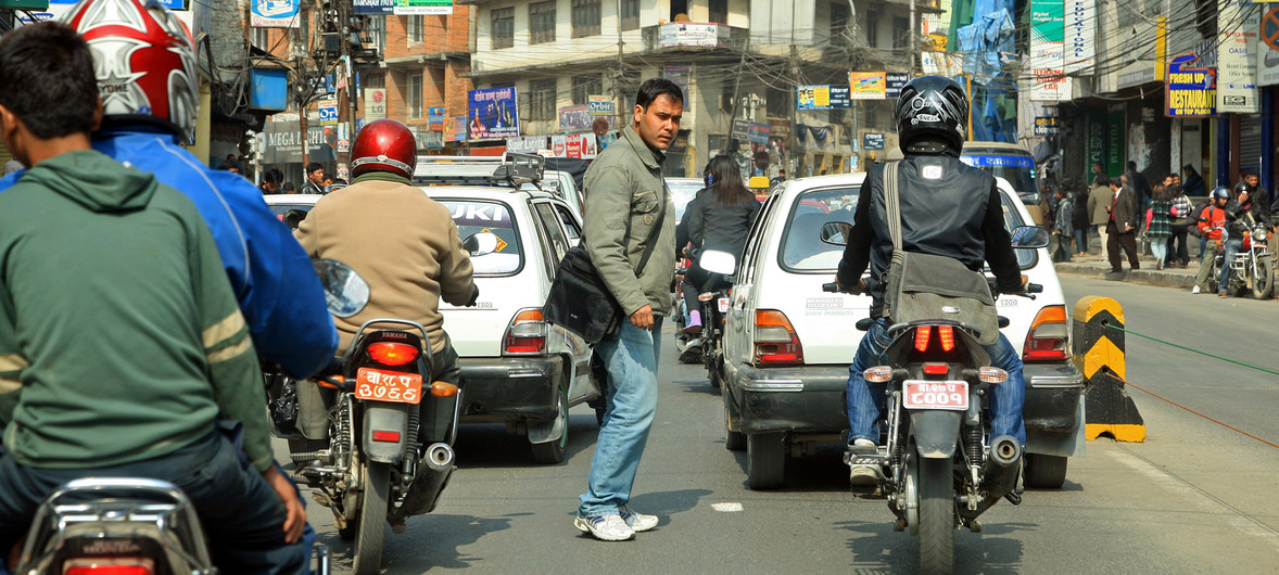 尼泊尔加德满都的街道交通。