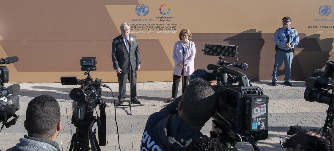 Le Secrétaire général de l'ONU, António Guterres, et la Représentante spéciale de l'ONU pour les migrations internationales, Louise Arbour, lors d'un point de presse à la Conférence sur les migrations à Marrakech. 