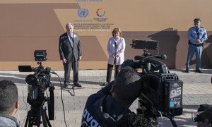 El Secretario General de la ONU, António Guterres, junto a su representante especial para la migración, Louise Arbour, hablan ante la prensa después de la adopción del Pacto Mundial para la Migración.
