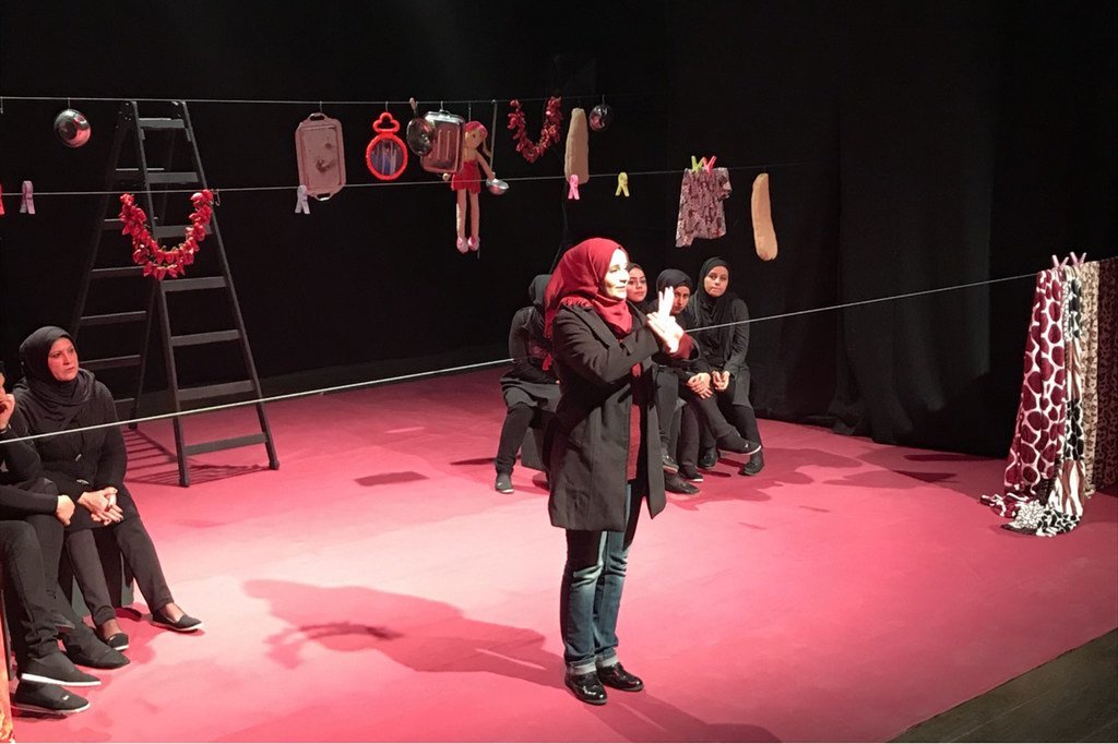 العرض المسرحي ضوء أسود نظمته اليونسكو بالشراكة مع مؤسسة أيام المسرح في غزة، بمناسبة اليوم العالمي لمكافحة العنف ضد المرأة.