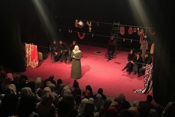 العرض المسرحي ضوء أسود نظمته اليونسكو بالشراكة مع مؤسسة أيام المسرح في غزة ، بمناسبة اليوم العالمي لمكافحة العنف ضد المرأة.