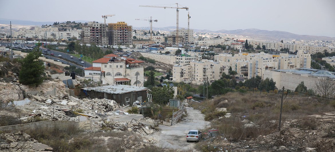 منازل فلسطينية مهدمة في بيت حانينا في القدس الشرقية، وتظهر في الخلفية مستوطنة بسغات زئيف.