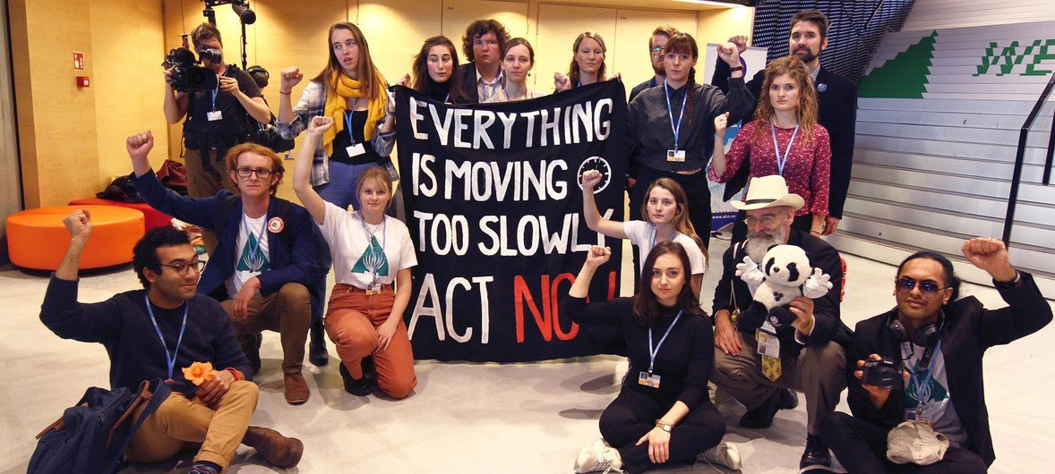 Activistas piden a los líderes de la COP24 que lleguen a un consenso.