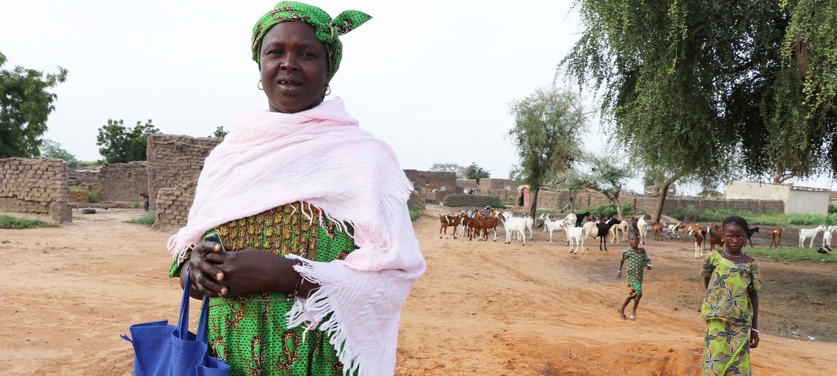  Awa é beneficiária do Cerf em Burquina Faso. Ela ajuda a treinar mulheres em programas de cuidados infantis e nutrição.