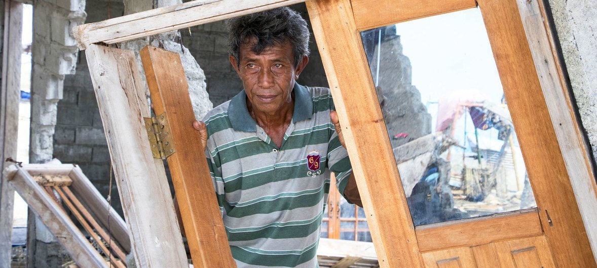 印度尼西亚北苏拉威西岛海啸的幸存者阿弗泽尔重访被毁坏的家园。应急基金帮助印度尼西亚政府向受海啸影响的灾民提供紧急的拯救生命的援助。