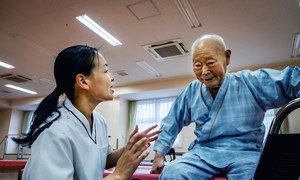 Un anciano recibe terapia de rehabilitación en Japón.