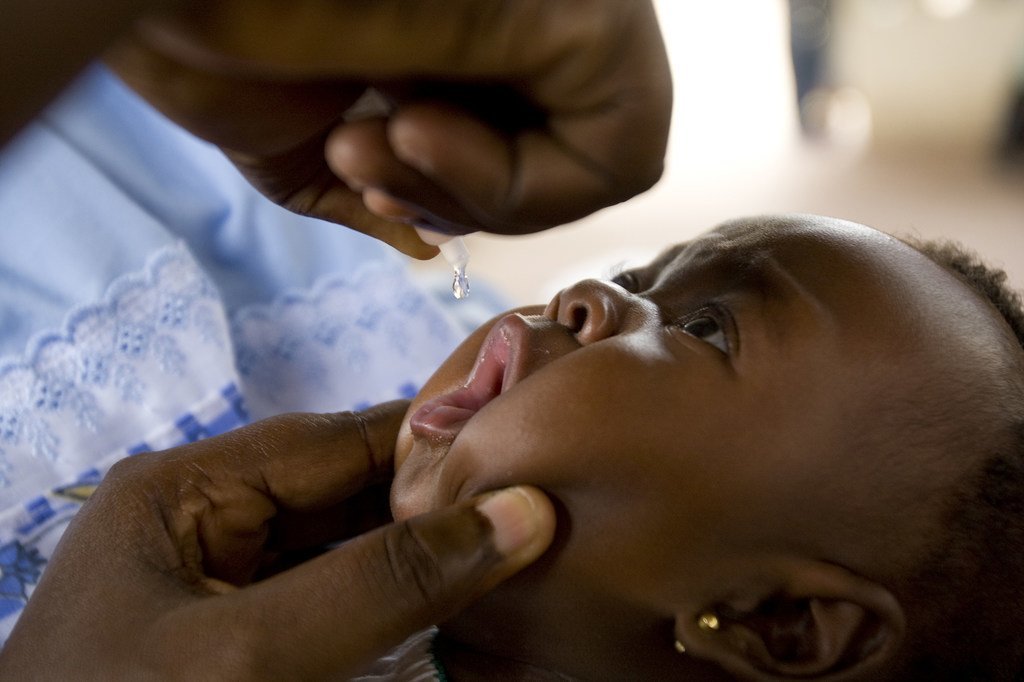 Mtoto mchanga akipokea chanjo ya polio katika hospitali mjini Abidjan, Ivory Coast.