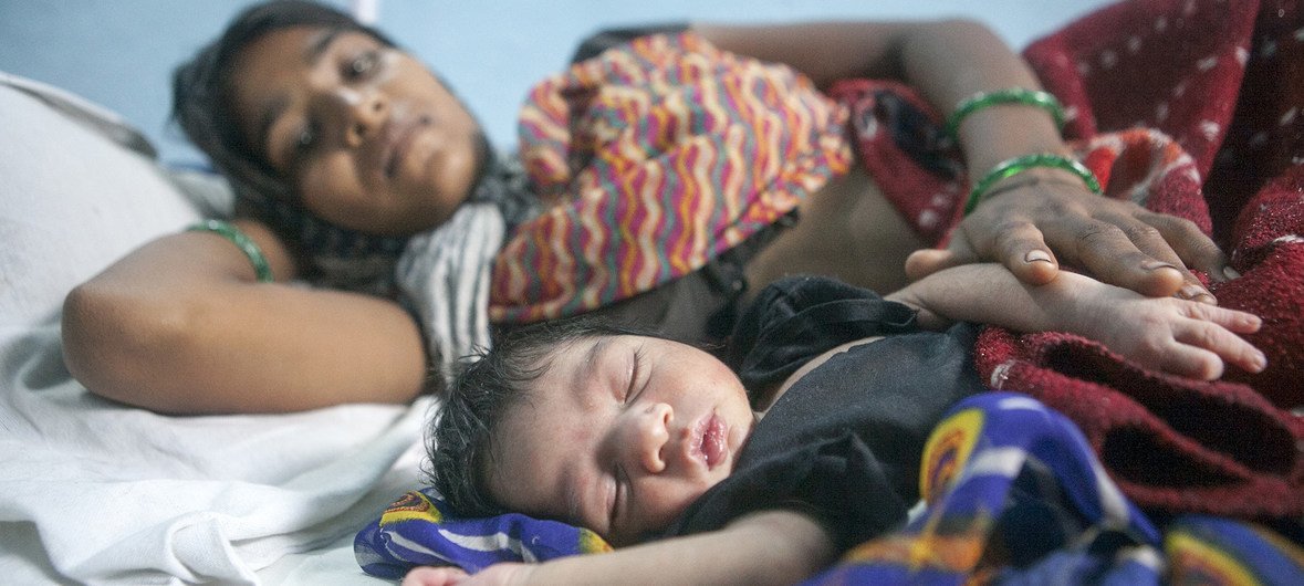 भारत के राजस्थान प्रदेश में एक जच्चा-बच्चा केंद्र में एक महिला अपने दो दिन के शिशु के साथ. 