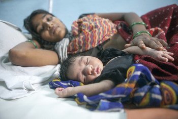 在印度拉贾斯坦邦的一个产科病房里,一个两天大的婴儿睡在母亲旁边。