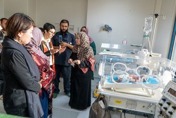 مسؤولون أمميون يزورون مستشفى في ليبيا، ويطلعون على كيفية تأثير شح الدواء والمعدات على حياة  المرضى.