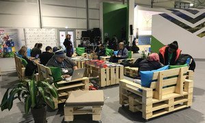 Les meubles fabriqués à partir de palettes en bois recyclées constituent une pause confortable pour les délégués à la conférence sur le climat de la COP24 en Pologne.