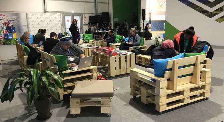 Les meubles fabriqués à partir de palettes en bois recyclées constituent une pause confortable pour les délégués à la conférence sur le climat de la COP24 en Pologne.