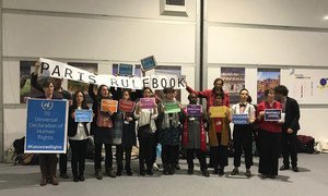 Des représentants de la société civile à la conférence sur le climat de la COP24 à Katowice, en Pologne, manifestent leur soutien à la Déclaration universelle des droits de l'homme.