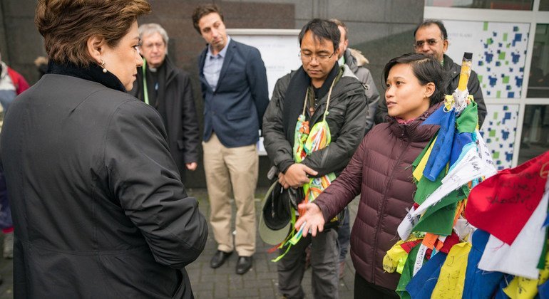  رئيسة قسم تغير المناخ في الأمم المتحدة، باتريسيا إسبينوزا (إلى اليسار) تستمع إلى مخاوف مجموعة من "الحجاج المناخيين"، الذين ساروا على الأقدام  من الفاتيكان إلى مؤتمر المناخ COP24 في كاتوفيتسا، بولندا.