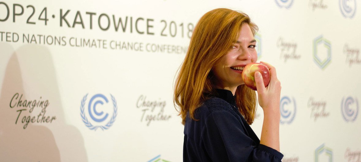 Mjumbe katika mkutano wa tabianchi COP24 Katowice, Poland akila tunda la Tufaha.