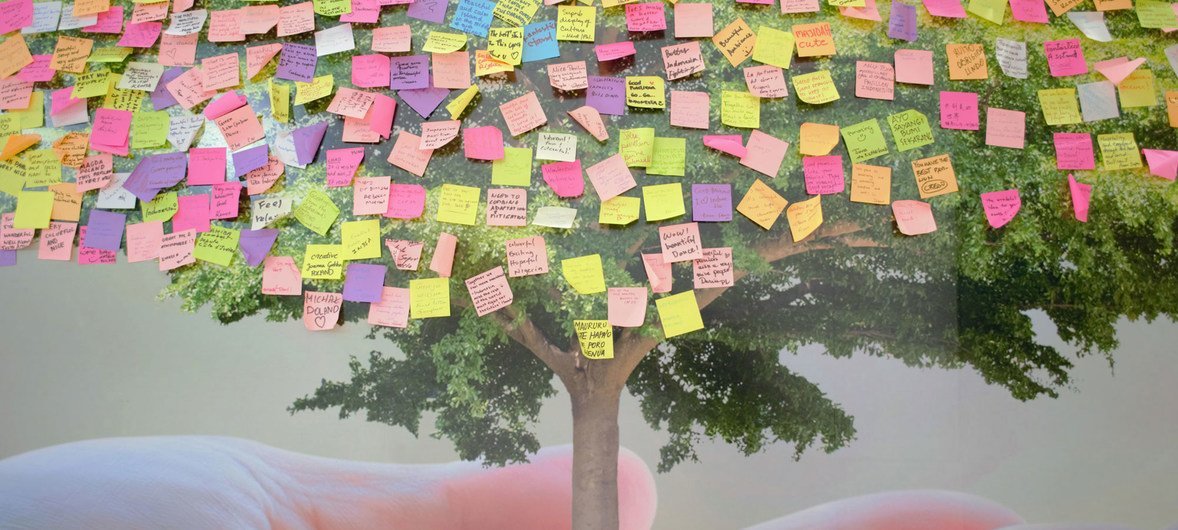 Un árbol con mensajes de apoyo a la lucha contra el cambio climático durante la COP24 en Katowice, Polonia.