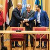 وزير الخارجية اليمني خالد اليماني (يسار) ورئيس وفد أنصار الله محمد عبد السلام (يمين) يتصافحان في اختتام المشاورات اليمنية في السويد، بحضور الأمين العام ووزيرة خارجية السويد.