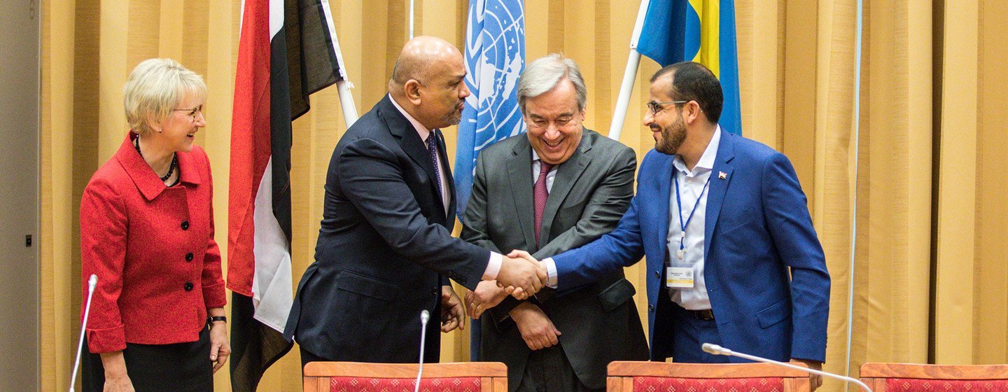 وزير الخارجية اليمني خالد اليماني (يسار) ورئيس وفد أنصار الله محمد عبد السلام (يمين) يتصافحان في اختتام المشاورات اليمنية في السويد، بحضور الأمين العام للأمم المتحدة ووزيرة خارجية السويد. كانون الأول/ديسمبر 2018