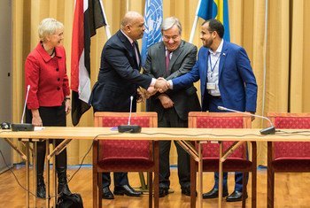 也门外交部长耶马尼(左)和安萨鲁拉代表团团长阿姆杜萨勒姆(右)就也门荷台达港及其周边地区的停火达成协议，联合国秘书长古特雷斯(中)和会议东道主瑞典外交大臣瓦尔斯特伦表示祝贺。