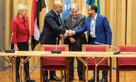 وزير الخارجية اليمني خالد اليماني (يسار) ورئيس وفد أنصار الله محمد عبد السلام (يمين) يتصافحان في اختتام المشاورات اليمنية في السويد، بحضور الأمين العام ووزيرة خارجية السويد.
