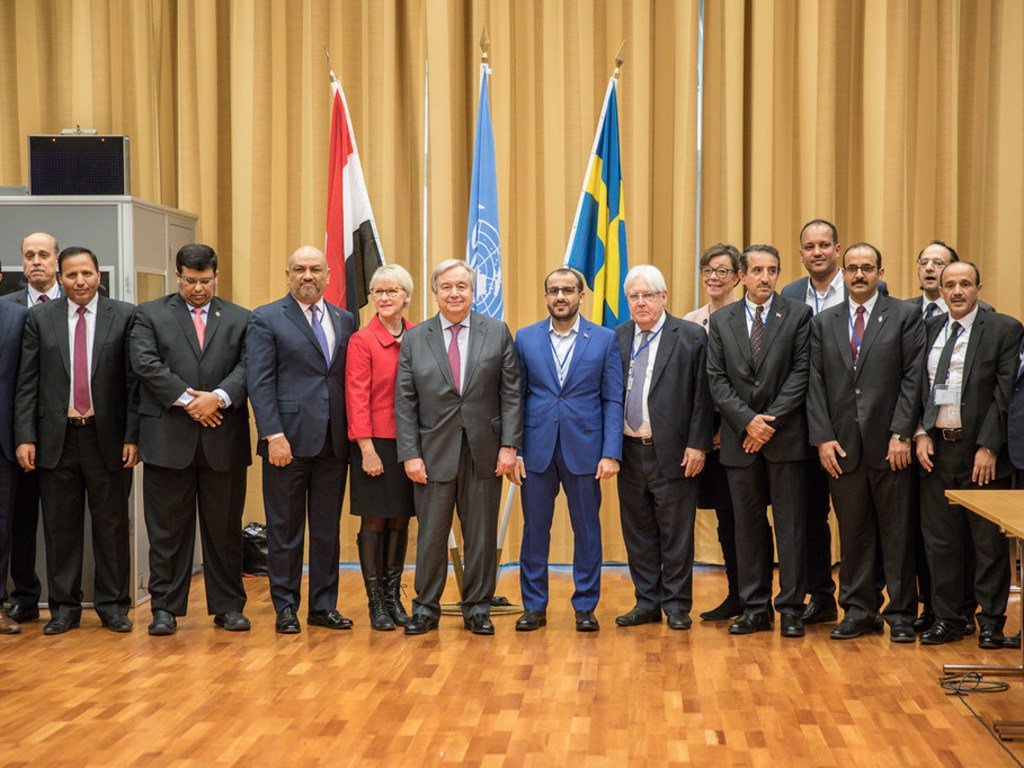  联合国秘书长古特雷斯（中），瑞典外交部长玛戈特・瓦尔斯特伦（左中）和联合国也门特使马丁・格里菲斯（右中），参加2018年12月13日在瑞典举行的也门政治磋商。