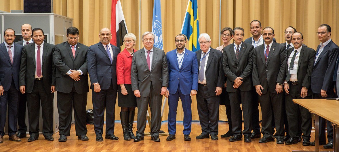 Secretary-General António Guterres (center), Swedish Foreign Minister, Margot Wallström (center left), and UN Special Envoy for Yemen Martin Griffiths (center right), with participants of the Yemeni political consultations in Sweden on 13 December 2018.
