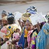 在喀麦隆的蒂曼戈洛（Timangolo）难民中心，来自中非共和国的妇女和儿童排队领取食品。