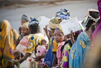 在喀麦隆的蒂曼戈洛（Timangolo）难民中心，来自中非共和国的妇女和儿童排队领取食品。