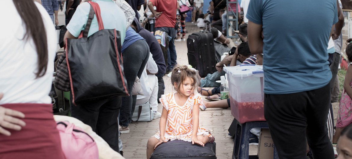 委内瑞拉移民与难民来到巴西边境城镇帕卡拉马（Pacaraima）。