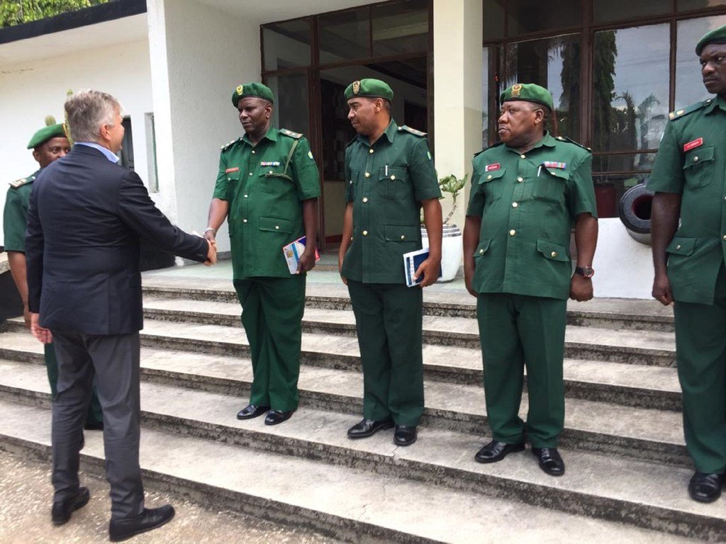  Le Secrétaire général adjoint aux opérations de maintien de la paix des Nations Unies, Jean-Pierre Lacroix (à gauche), salue les membres des Forces de défense du peuple de Tanzanie à la suite du décès, il y a un an, de 15 Casques bleus tanzaniens en RDC