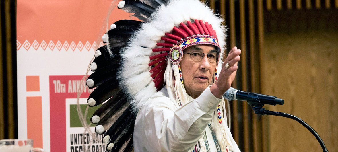 (من الأرشيف) الزعيم الأكبر ويلتون ليتلتشايلد، من كندا، خلال الاحتفال باليوم الدولي للشعوب الأصلية.