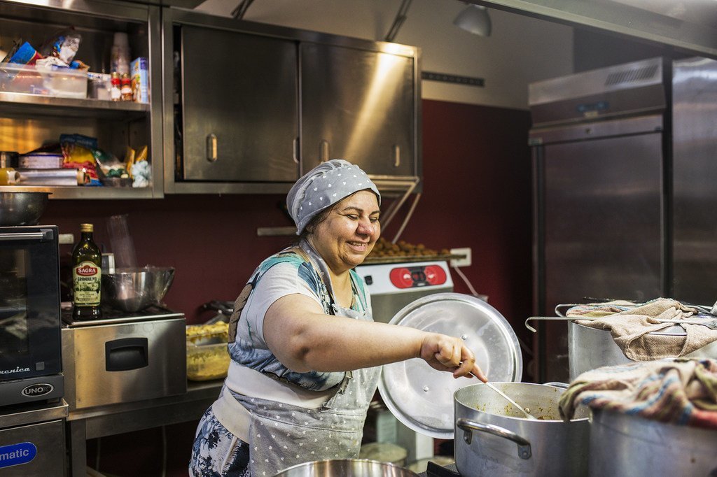 Réfugiée iranienne en Italie, Maryam Khoshluie est cuisinière au Orient Experience, un restaurant à Catane, en Sicile, géré par des réfugiés et des entrepreneurs locaux