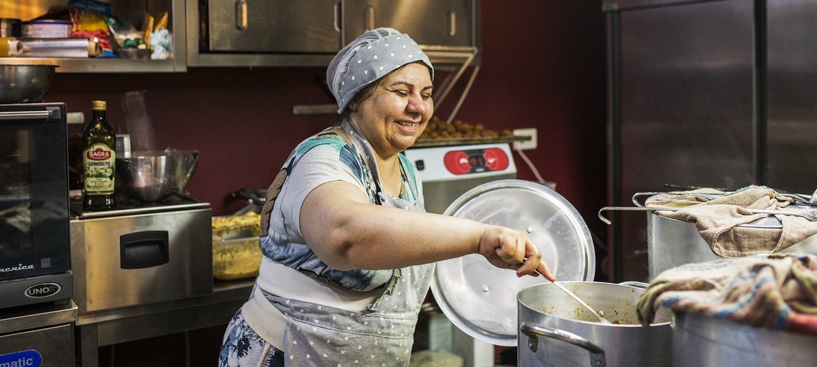 La refugiada iraní Maryam Khoshluie es una de las cocineras en el restaurante Orient Experience en Sicilia, que está gestionado por refugiados