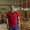 Johnny José Gonzalez es un refugiado venezolano y  trabaja en los almacenes de DOXS Logistica en Guarulhos, en el área metropolitana de Sao Paulo. 