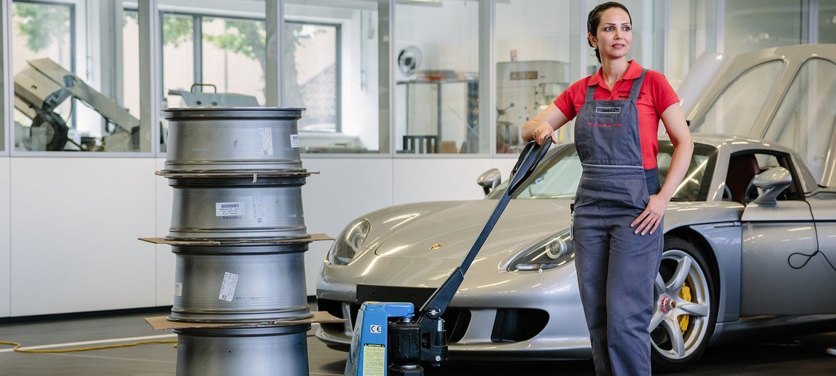 En Allemagne, une réfugiée iranienne termine un stage chez le constructeur automobile Porsche