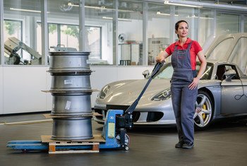 Una refugiada iraní está terminando una pasantía en la fábrica de Porsche, en Alemania