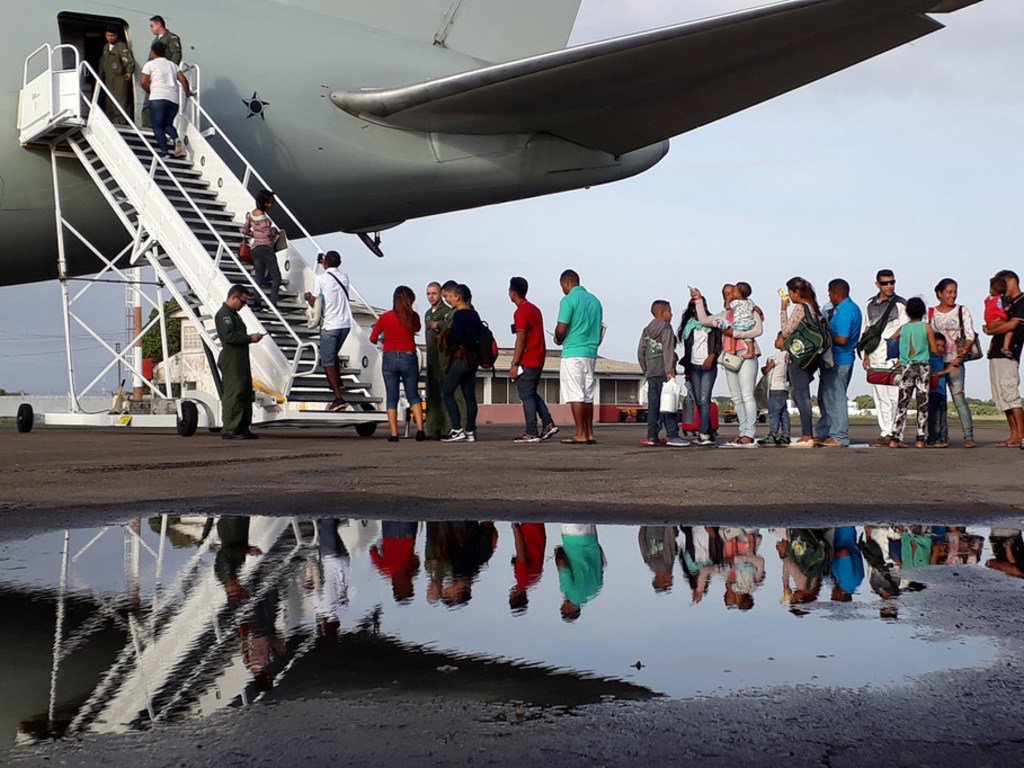 200多名委内瑞拉移民与难民离开巴西与委内瑞拉边境附近的罗赖马州首府博阿维斯塔，前往巴西国内的其他城市进行重新安置。