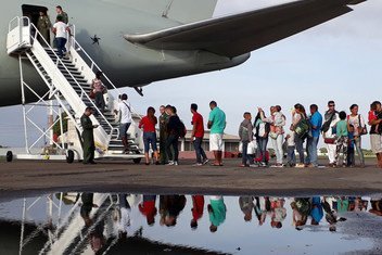 Un grupo de más de 200 venezolanos abordan un avión en Boa Vista, Brasil, para su reubicación en otras zonas del país.