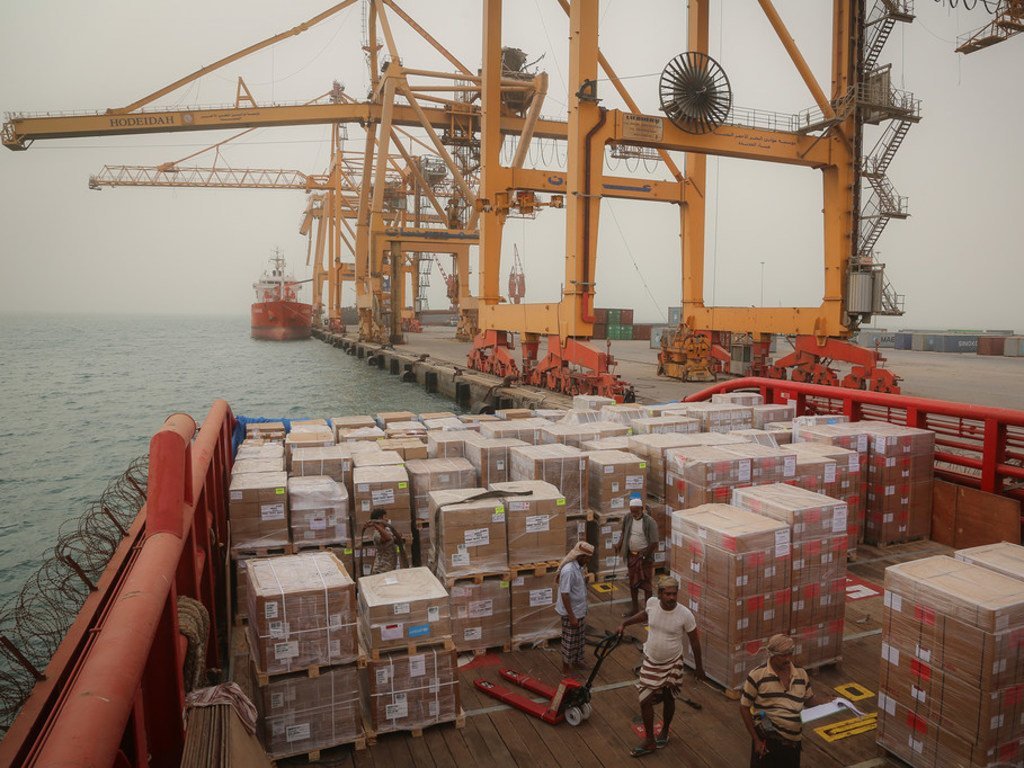 2018年6月30日，在也门的荷台达港，联合国儿童基金会运送的紧急人道主义物资正在从一艘货船上下载。