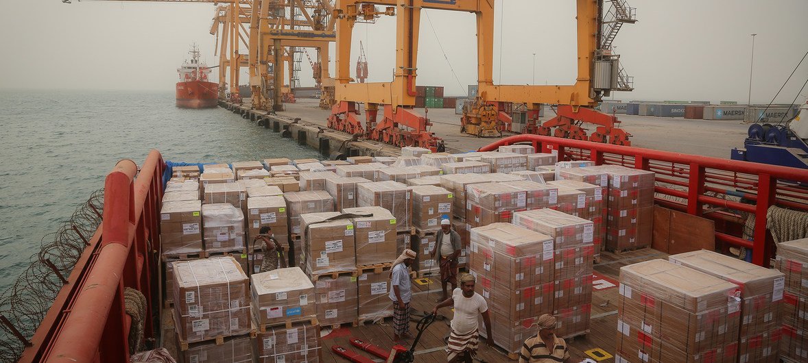 Porto de Hodeida, por onde entra muita da assistência alimentar necessária para quase 12 milhões de pessoas 