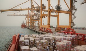 Порт Ходейда играет ключевую роль в доставке продовольствия и других товаров в Йемен, жителям которого угрожает голод