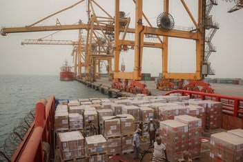 2018年6月30日，在也门的荷台达港，联合国儿童基金会运送的紧急人道主义物资正在从一艘货船上下载。
