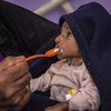 Un bébé de deux mois souffrant de malnutrition sévère est nourri à Hajjah, au Yémen (novembre 2018).
