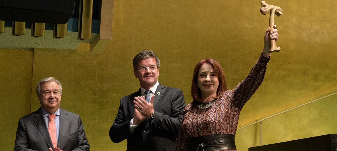 María Fernanda Espinosa, presidente da 73ª sessão da Assembleia Geral, segura o martelo após a entrega de Miroslav Lajcák, presidente da 72ª sessão da Assembléia Geral, e o secretário-geral António Guterres.