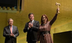 María Fernanda Espinosa, presidente da 73ª sessão da Assembleia Geral, segura o martelo após a entrega de Miroslav Lajcák, presidente da 72ª sessão da Assembléia Geral, e o secretário-geral António Guterres.