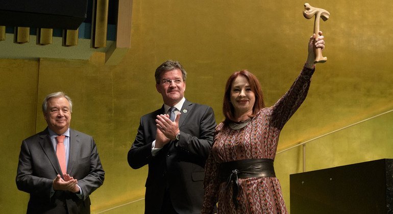 María Fernanda Espinosa, presidente da 73ª sessão da Assembleia Geral, segura o martelo após a entrega de Miroslav Lajcák, presidente da 72ª sessão da Assembléia Geral, e o secretário-geral António Guterres.