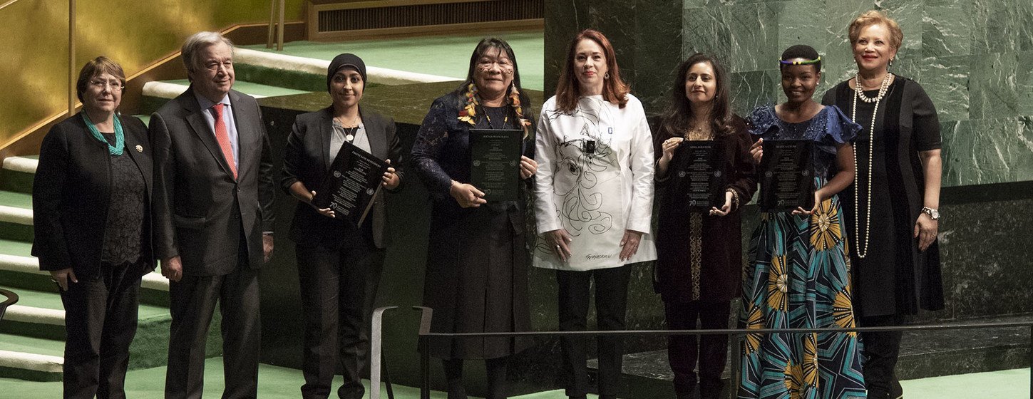 Joênia Wapichana (a terceira da esquerda à direita) na cerimônia de premiação com a alta comissária Michelle Bachelet, o secretário-geral António Guterres. Do lado direito a presidente da Assembleia Geral, Maria Fernanda Espinosa, e outros vencedores do Prémio das Nações Unidas de Direitos Humanos.
