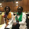 A jovem angolana Jemima Nsenga e uma colega sul-sudanesa durante o evento que marcou a adoção do Pacto Global sobre Refugiados. 