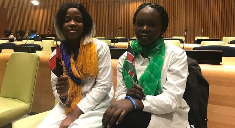 A jovem angolana Jemima Nsenga e uma colega sul-sudanesa durante o evento que marcou a adoção do Pacto Global sobre Refugiados. 